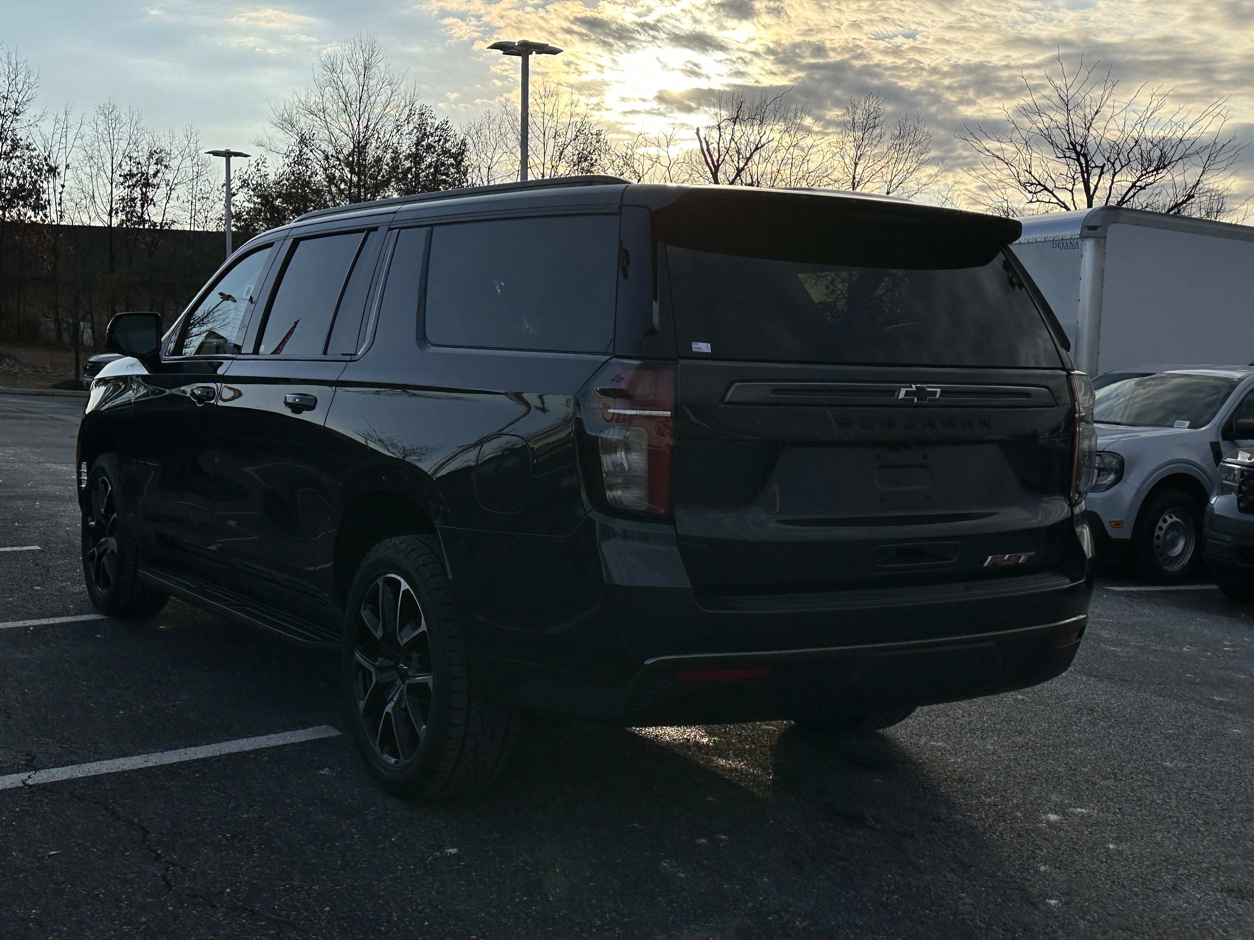 Used 2022 Chevrolet Suburban RST w/ Luxury Package image 3
