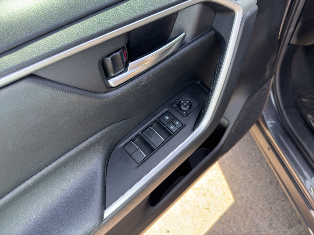 Used 2022 Toyota RAV4 XLE w/ Convenience Package FWD image 11