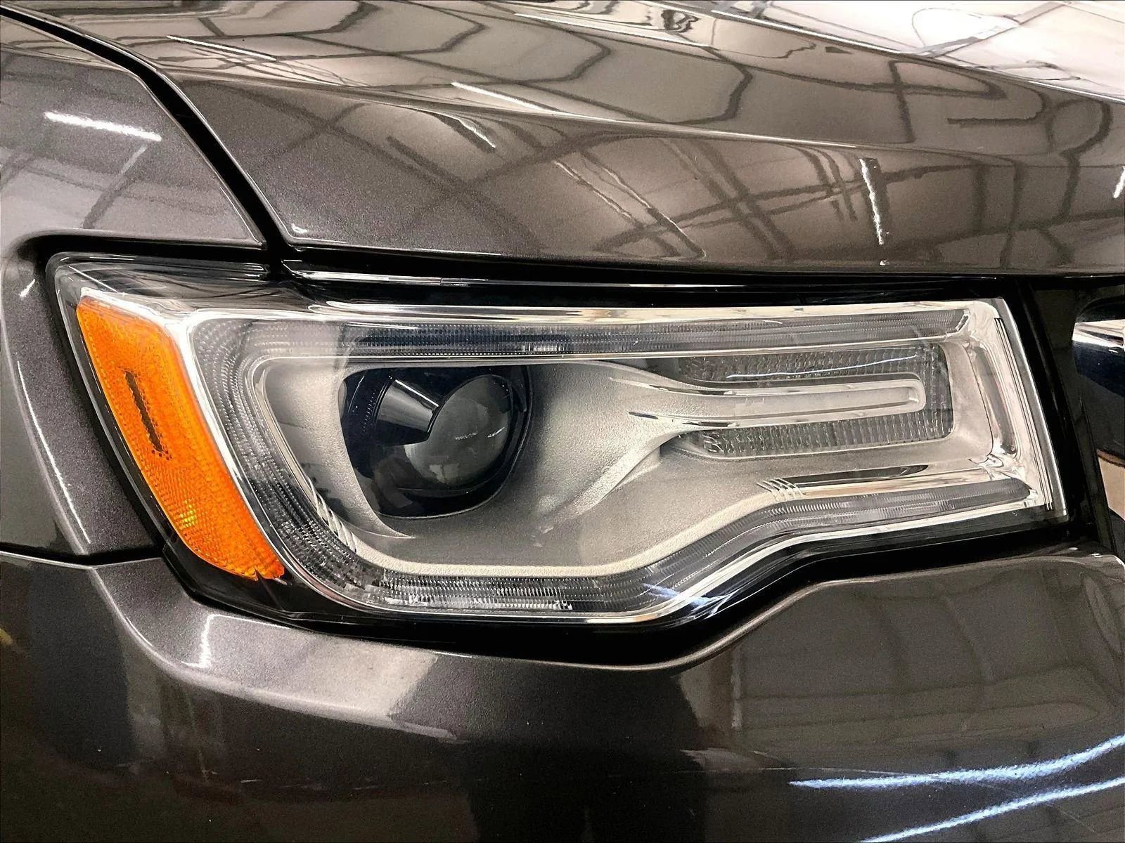 Used 2019 Jeep Grand Cherokee Overland AWD/4WD image 27