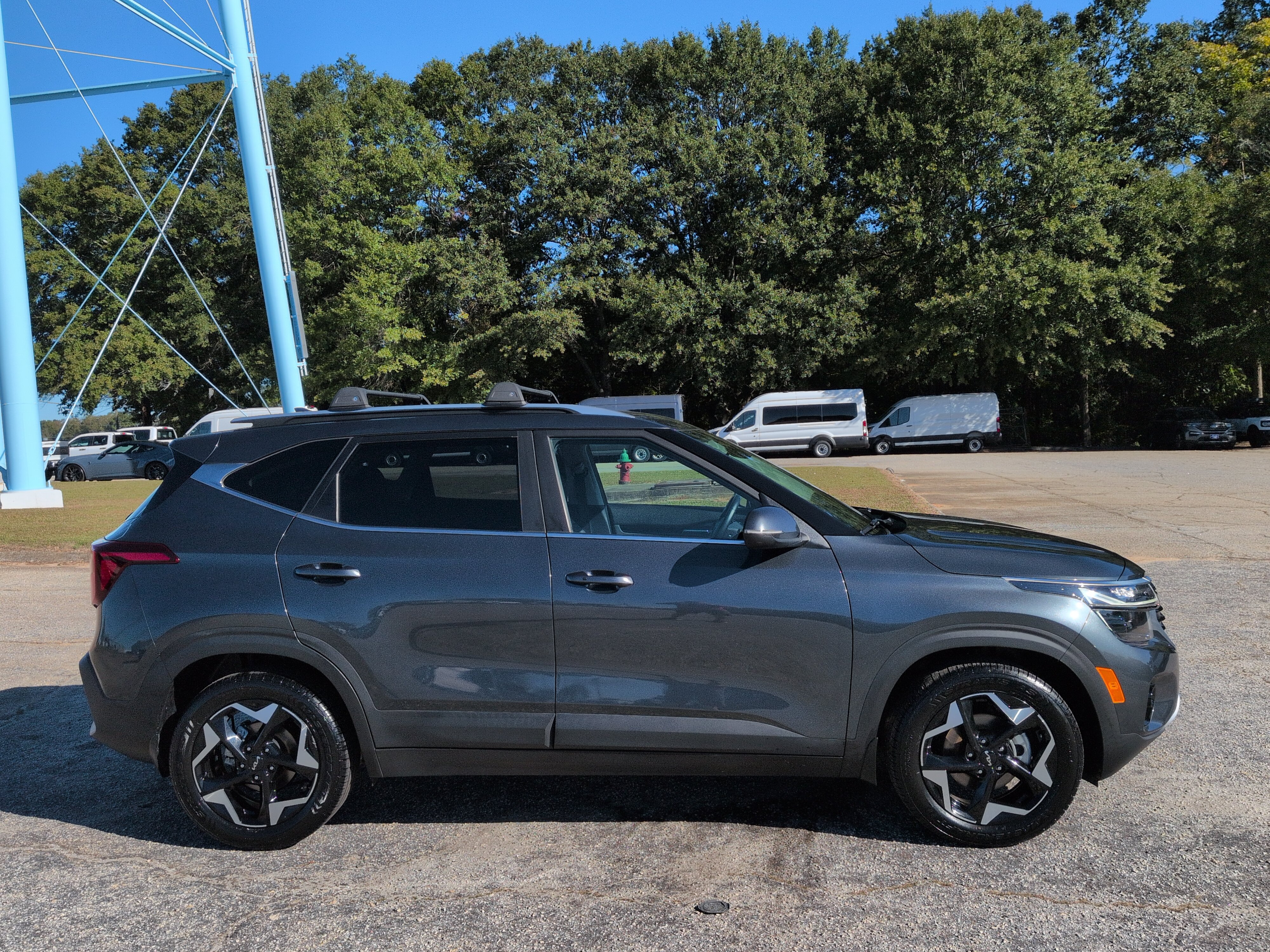 Used 2024 Kia Seltos EX FWD image 2