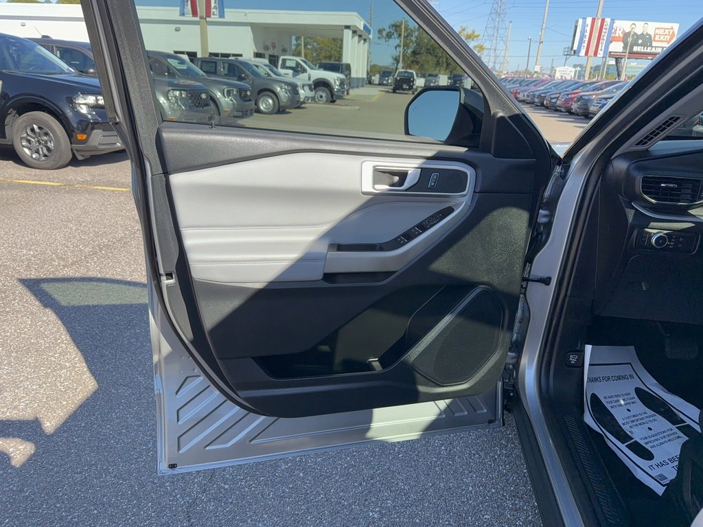 Certified 2022 Ford Explorer XLT w/ Equipment Group 202A image 8