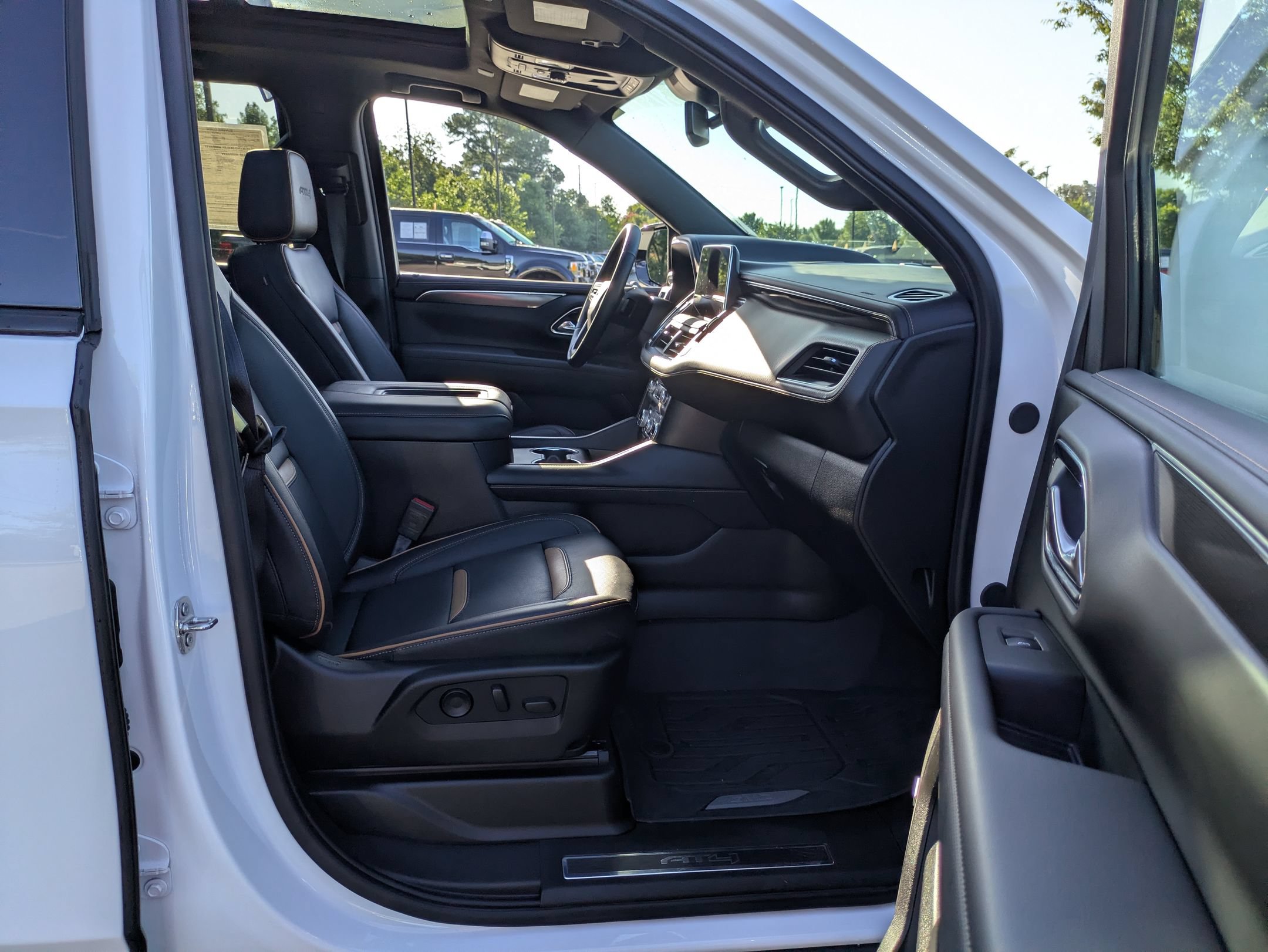 Used 2024 GMC Yukon AT4 w/ Technology Package AWD/4WD image 37