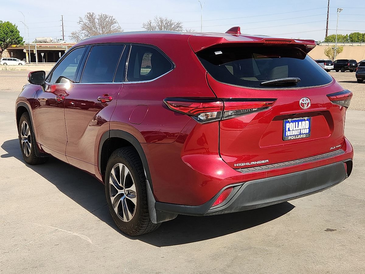 Used 2022 Toyota Highlander XLE AWD/4WD image 2