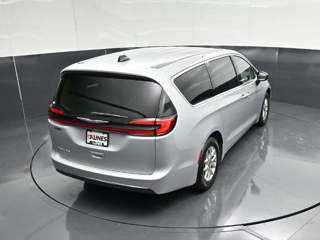 Used 2024 Chrysler Pacifica Touring-L image 37