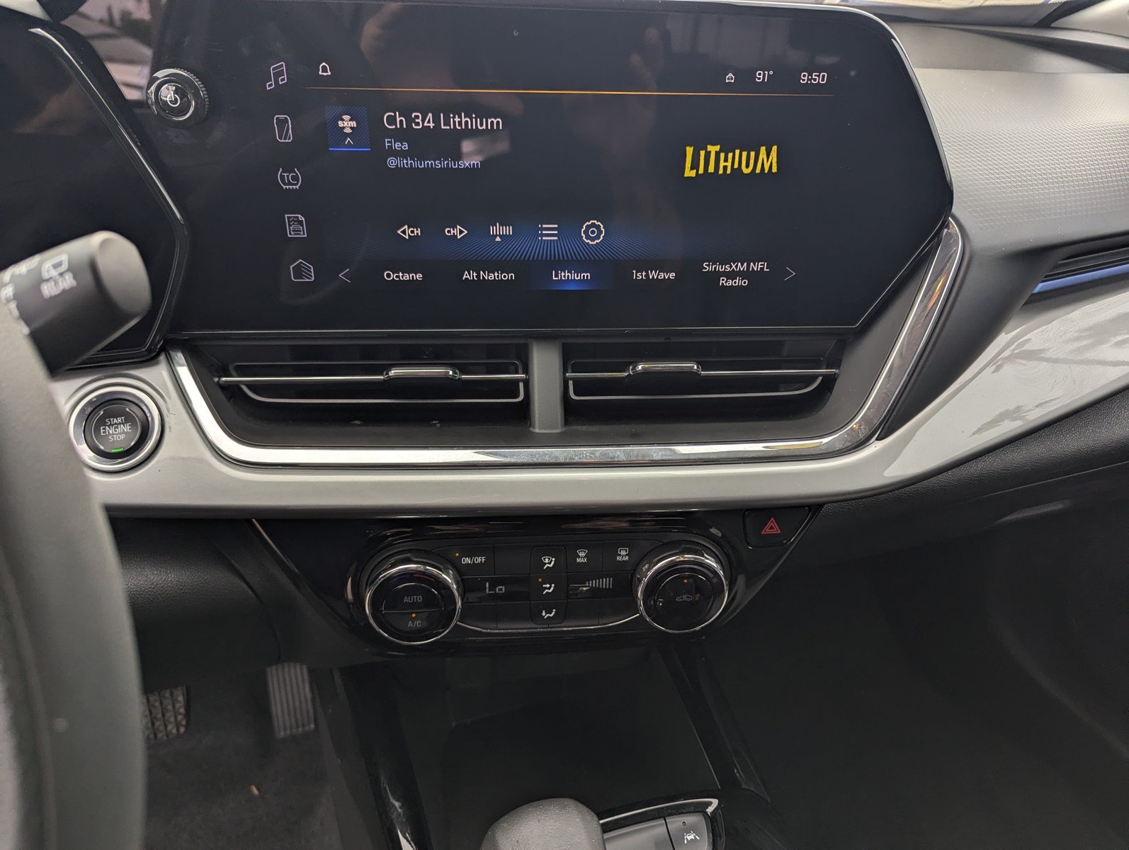 Used 2025 Chevrolet Trax LT FWD image 12