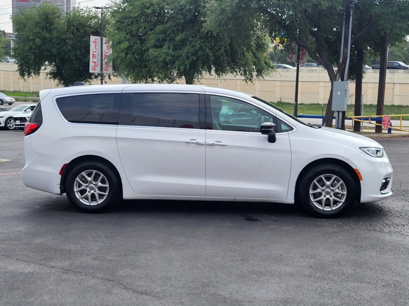 Used 2025 Chrysler Pacifica Select image 2