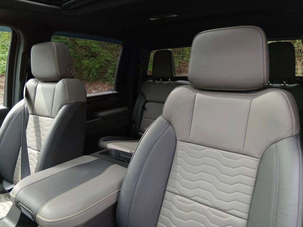 Used 2025 Chevrolet Silverado 2500 ZR2 w/ Technology Package image 15