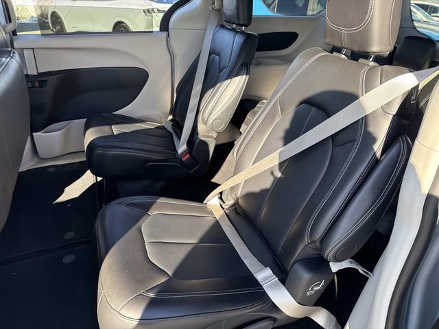 Used 2024 Chrysler Pacifica Touring-L image 15