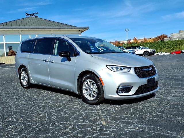 Used 2024 Chrysler Pacifica Touring-L image 1