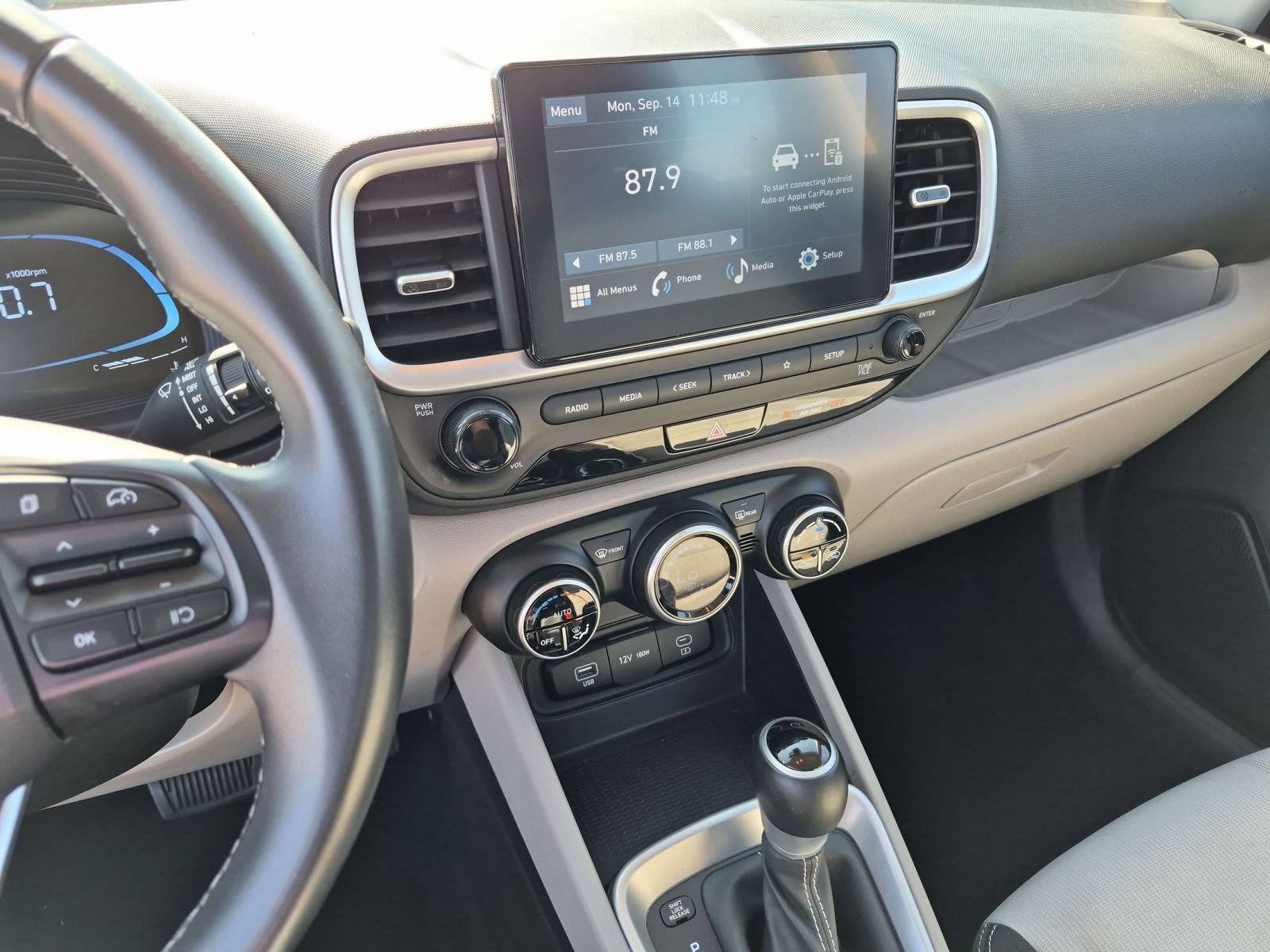 Used 2025 Hyundai Venue SEL FWD image 23