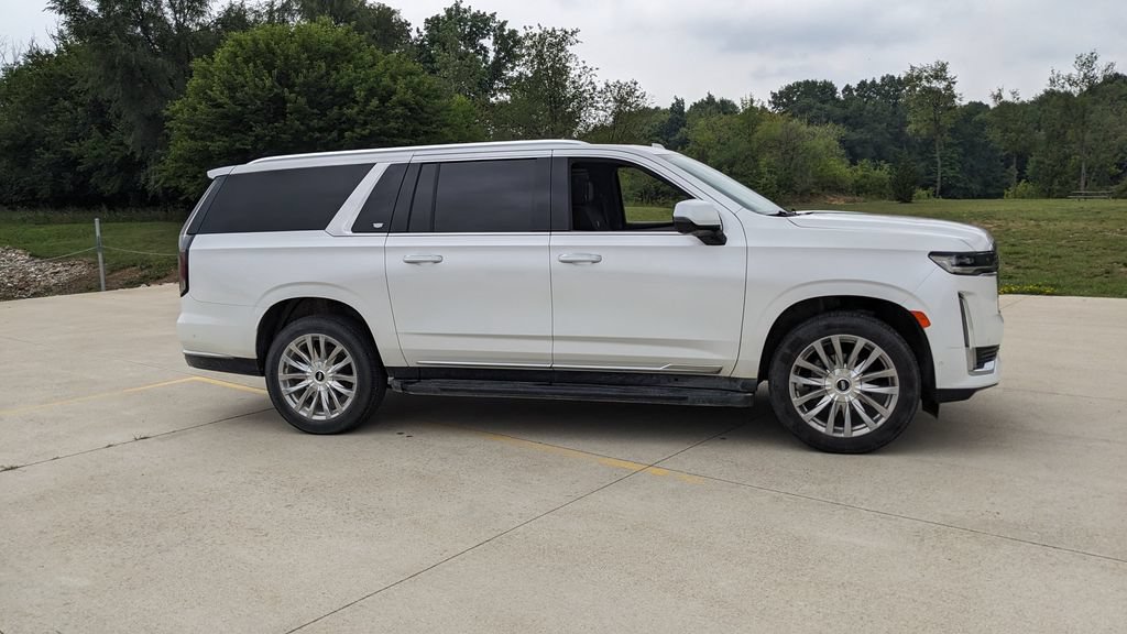 Used 2022 Cadillac Escalade ESV Premium Luxury AWD/4WD image 2
