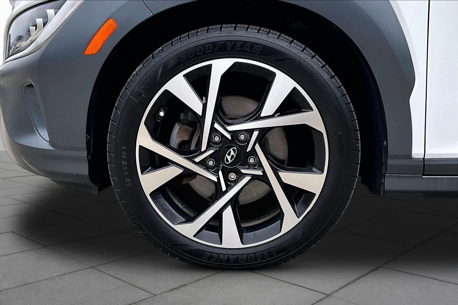 Used 2022 Hyundai Kona Limited AWD/4WD image 11