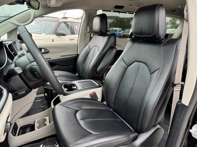 Used 2024 Chrysler Pacifica Touring-L image 14