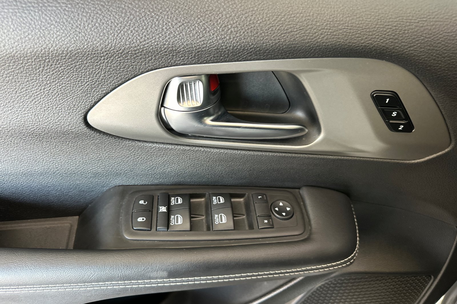 Used 2025 Chrysler Pacifica Select FWD image 10