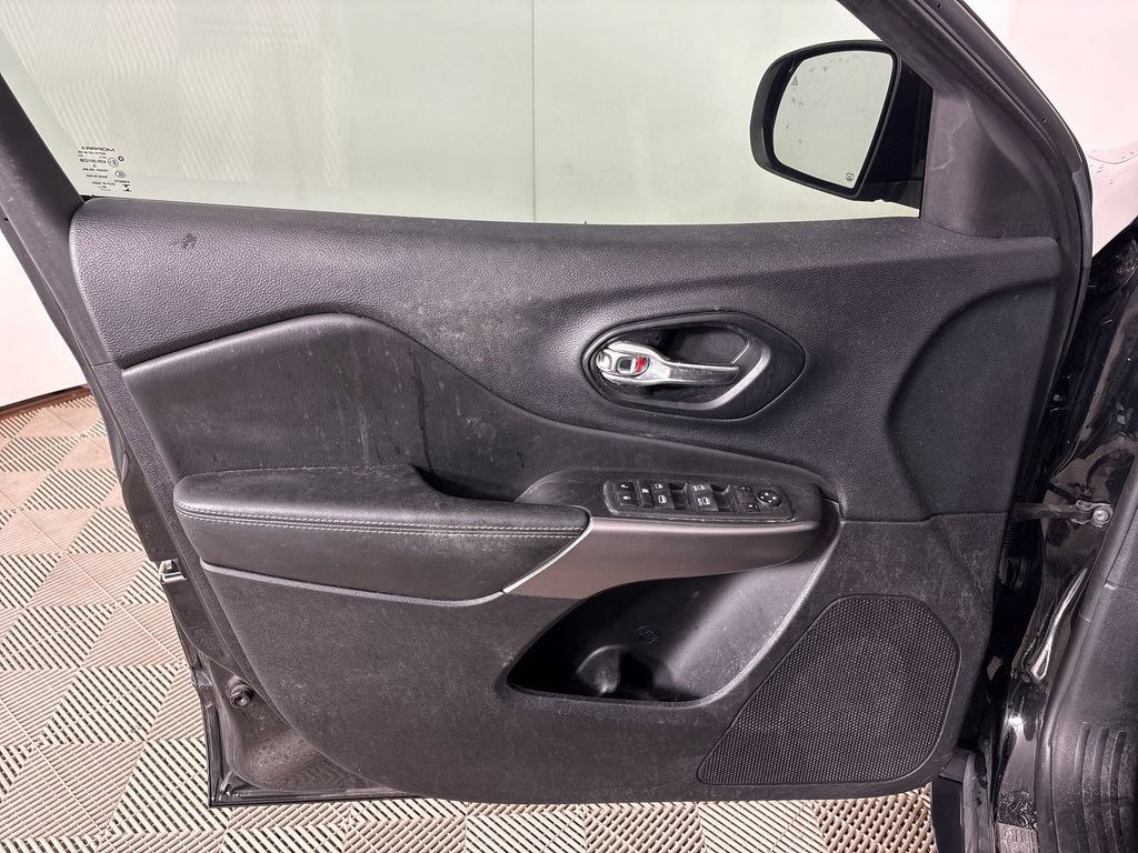 Used 2021 Jeep Cherokee Latitude FWD image 25