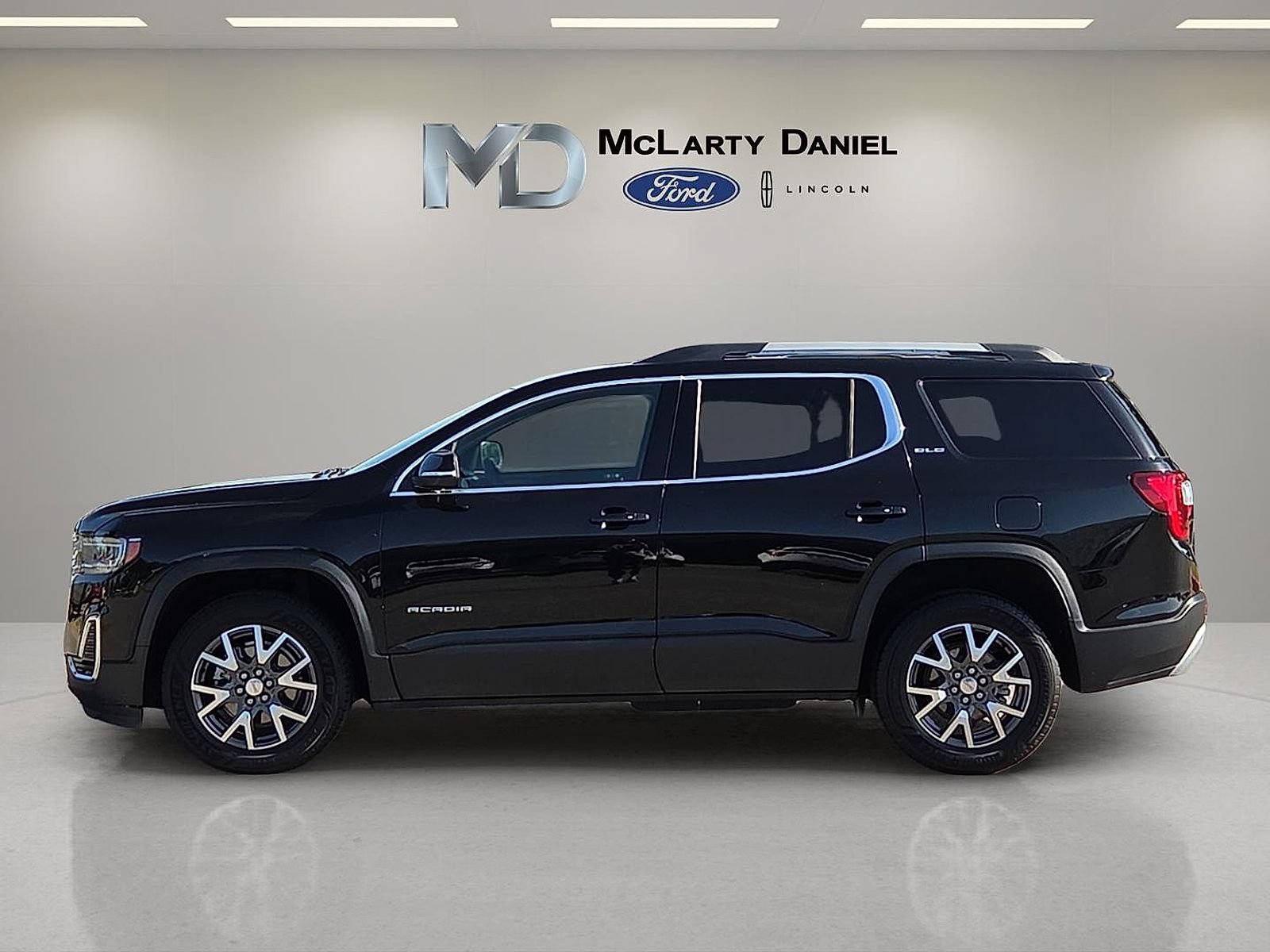 Used 2021 GMC Acadia SLE w/ Driver Convenience Package FWD image 3