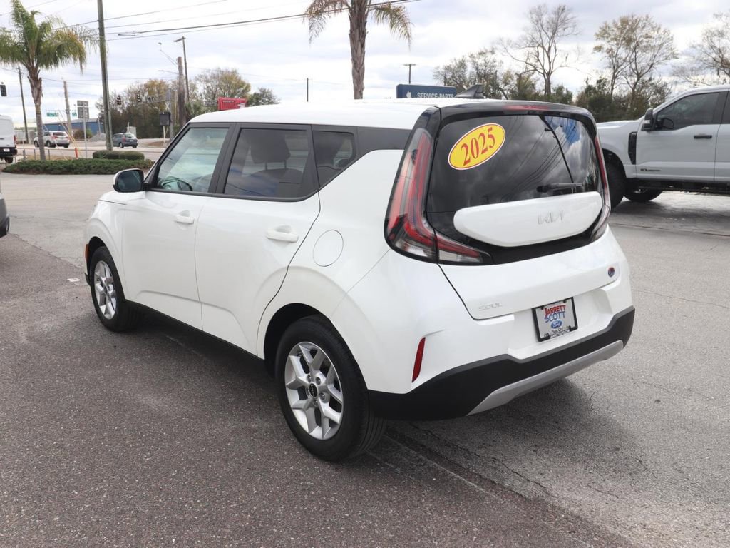 Used 2025 Kia Soul LX w/ LX Technology Package image 3