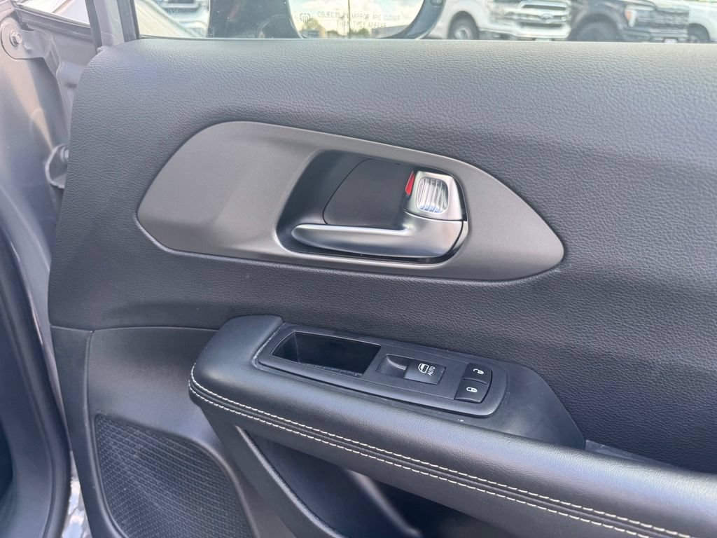 Used 2025 Chrysler Pacifica Select FWD image 15
