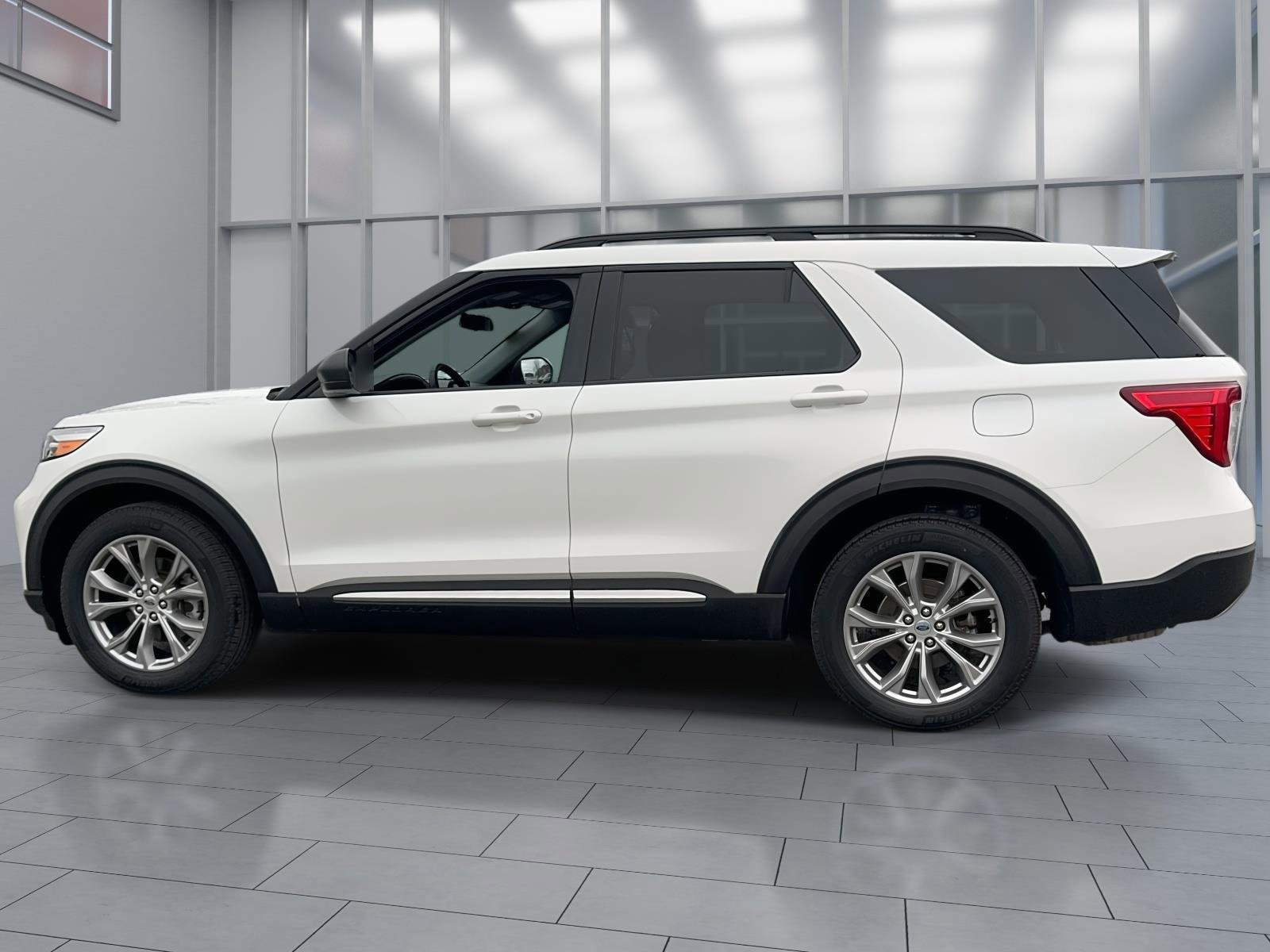 Certified 2022 Ford Explorer XLT w/ Equipment Group 202A image 5