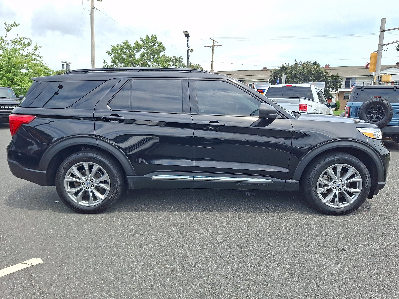 Certified 2023 Ford Explorer XLT w/ Equipment Group 202A AWD/4WD image 12