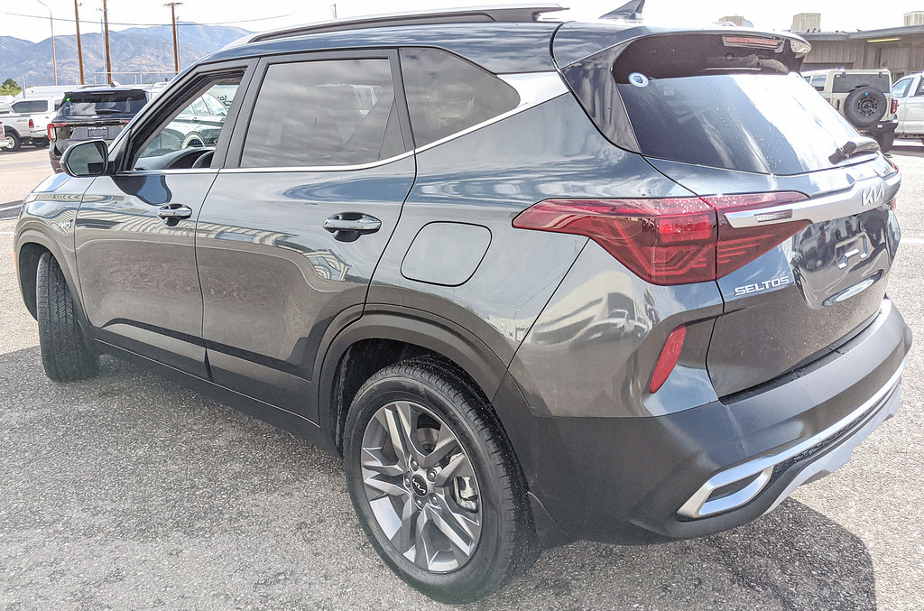 Used 2023 Kia Seltos S w/ Navigation Package AWD/4WD image 3