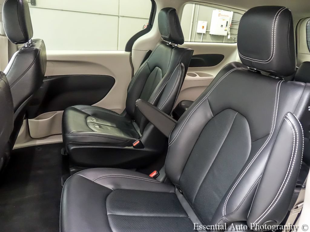 Used 2022 Chrysler Pacifica Touring-L FWD image 11