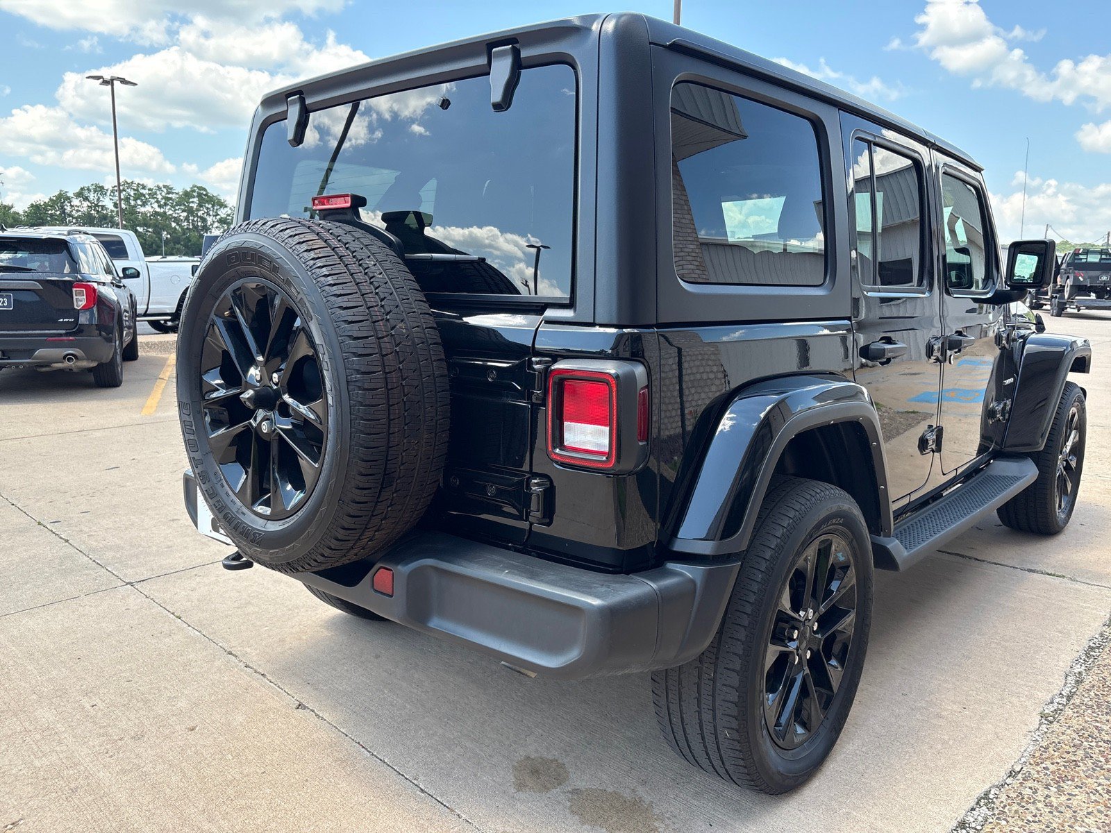 Used 2021 Jeep Wrangler Unlimited Sahara w/ Uconnect 4C Nav & Sound Group AWD/4WD image 9