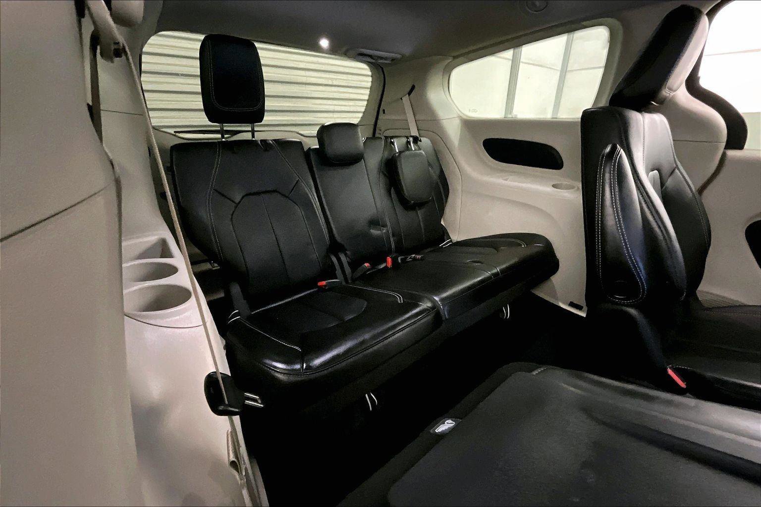 Used 2023 Chrysler Pacifica Touring-L image 27