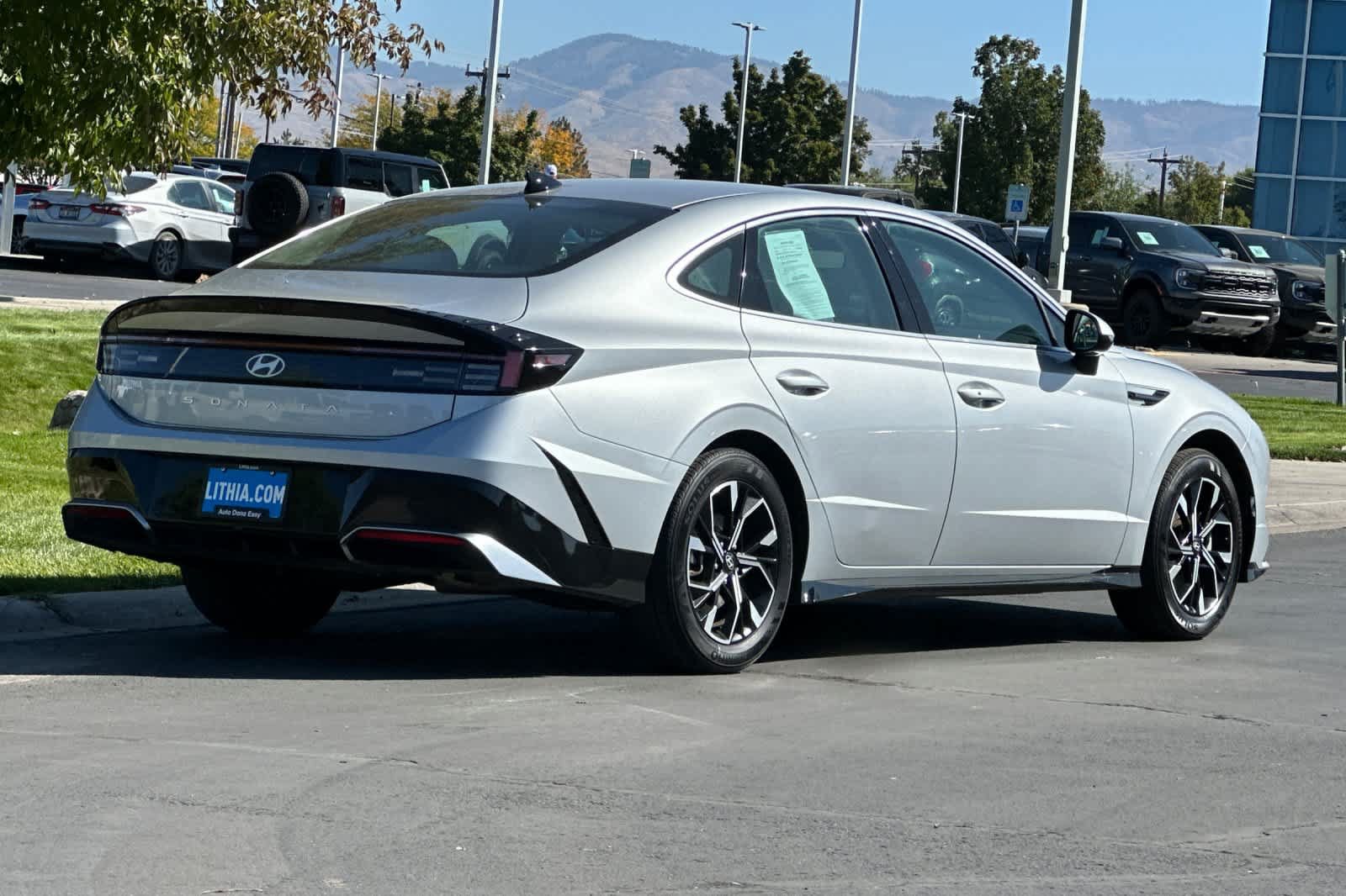 Used 2025 Hyundai Sonata SEL FWD image 2