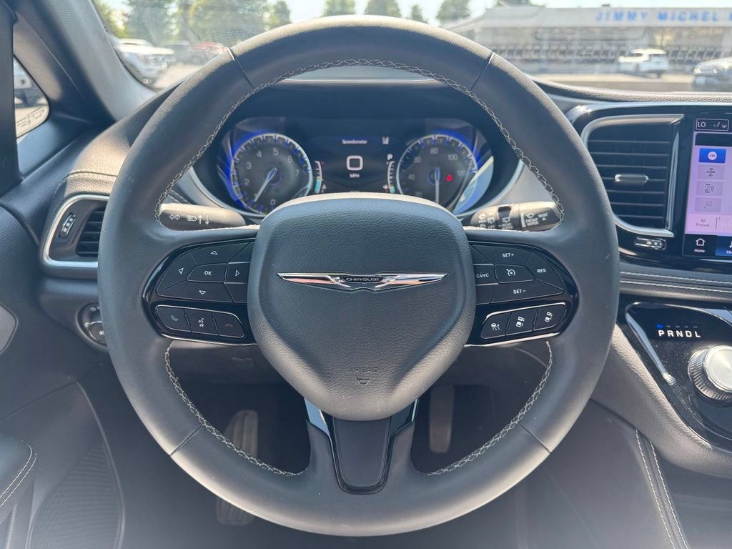 Used 2025 Chrysler Pacifica Limited FWD image 9