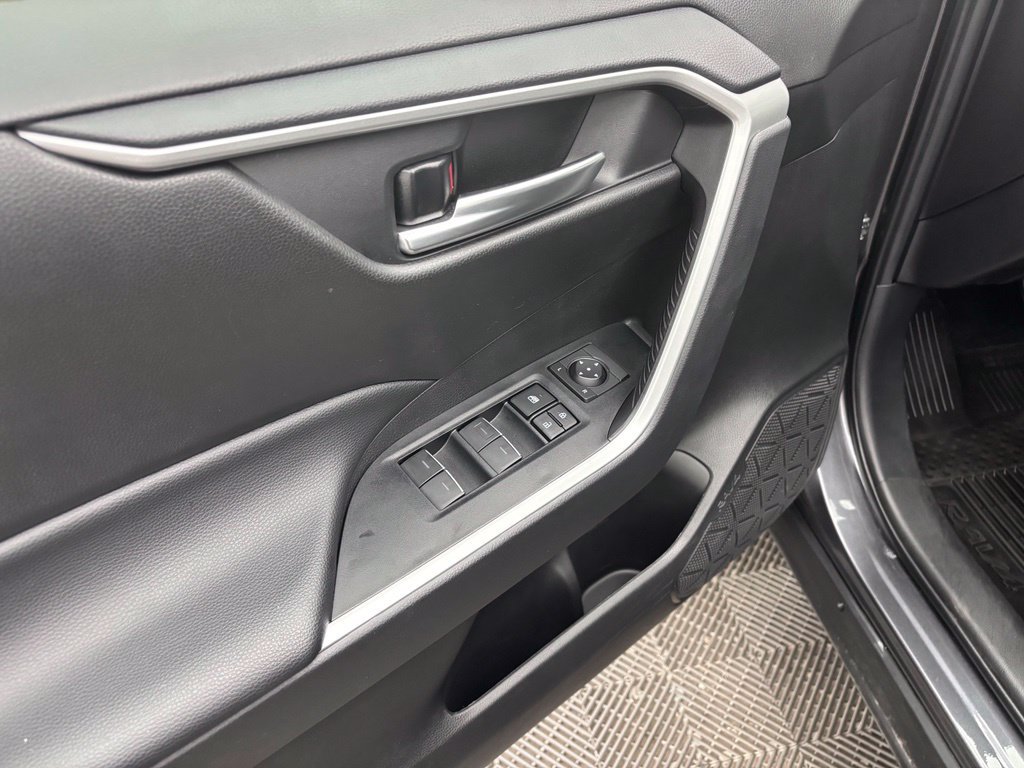 Used 2025 Toyota RAV4 XLE AWD/4WD image 18