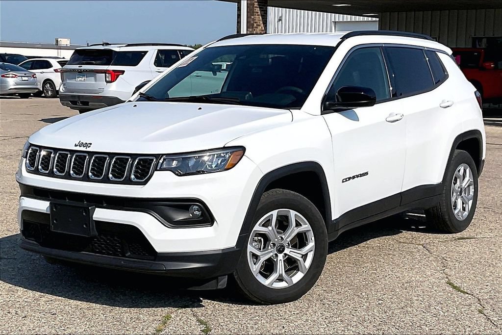 Used 2025 Jeep Compass Latitude AWD/4WD image 2