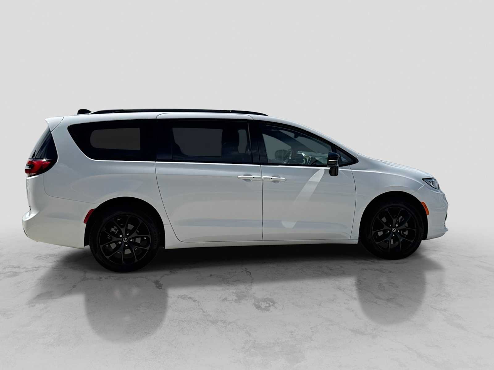 Used 2026 Chrysler Pacifica Limited w/ S Appearance Package AWD/4WD image 7