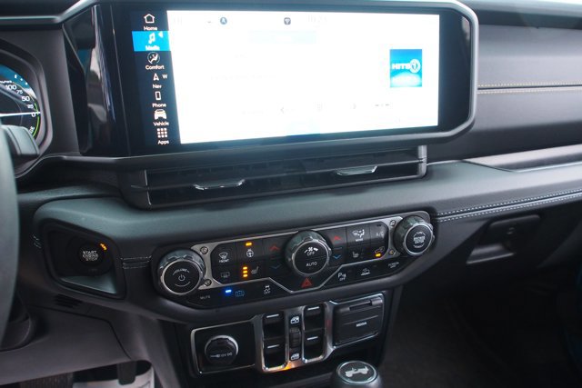 Used 2024 Jeep Wrangler Unlimited Sahara w/ Technology Group image 24