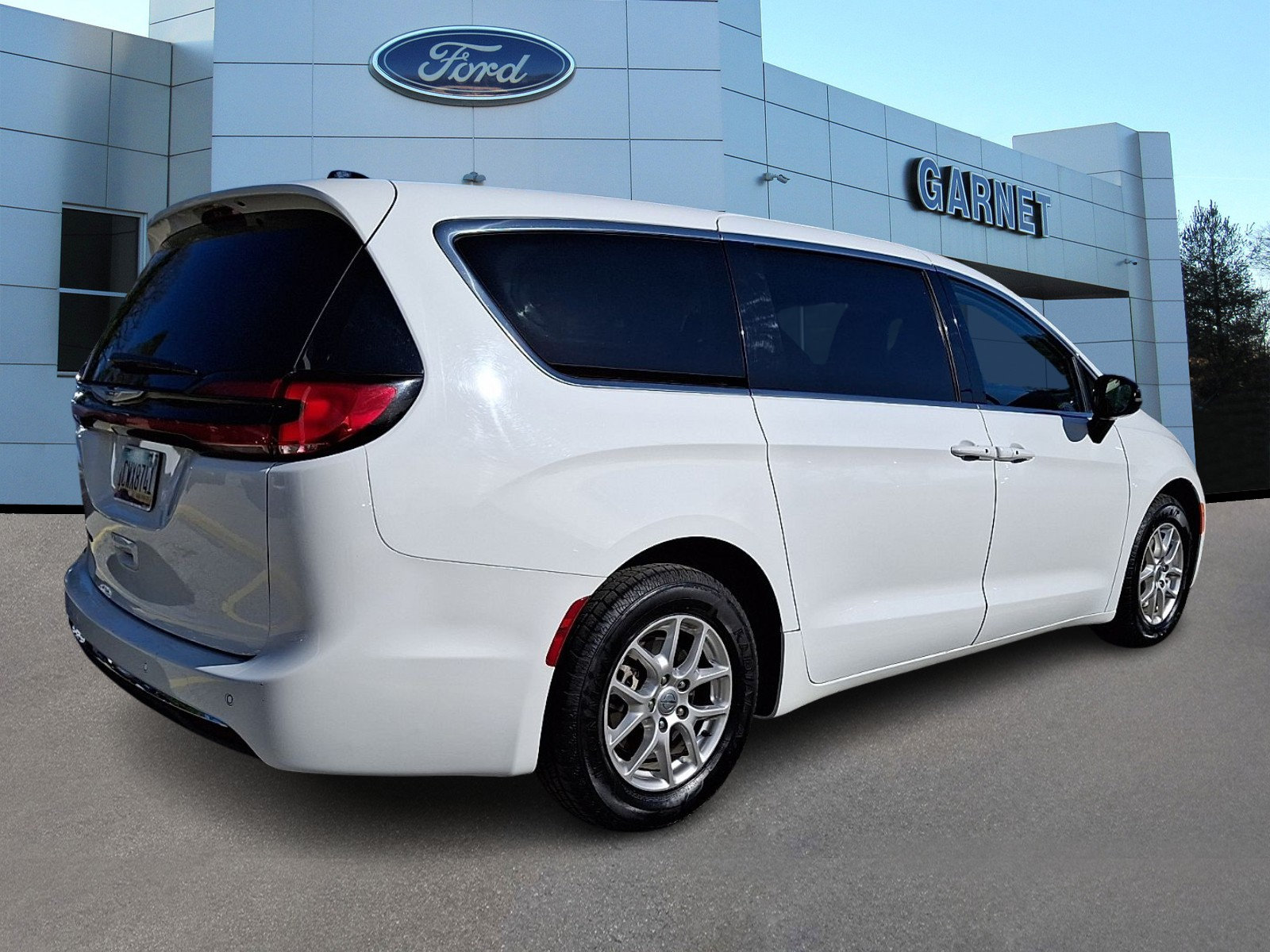 Used 2024 Chrysler Pacifica Touring-L FWD image 8