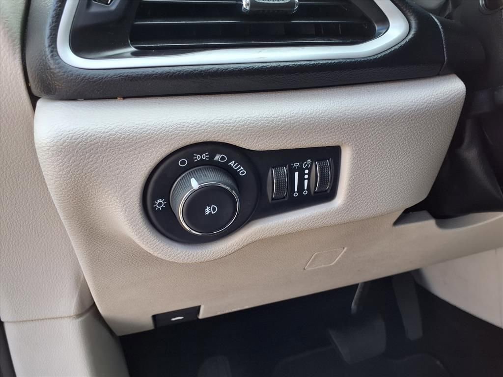 Used 2024 Chrysler Pacifica Touring-L image 24