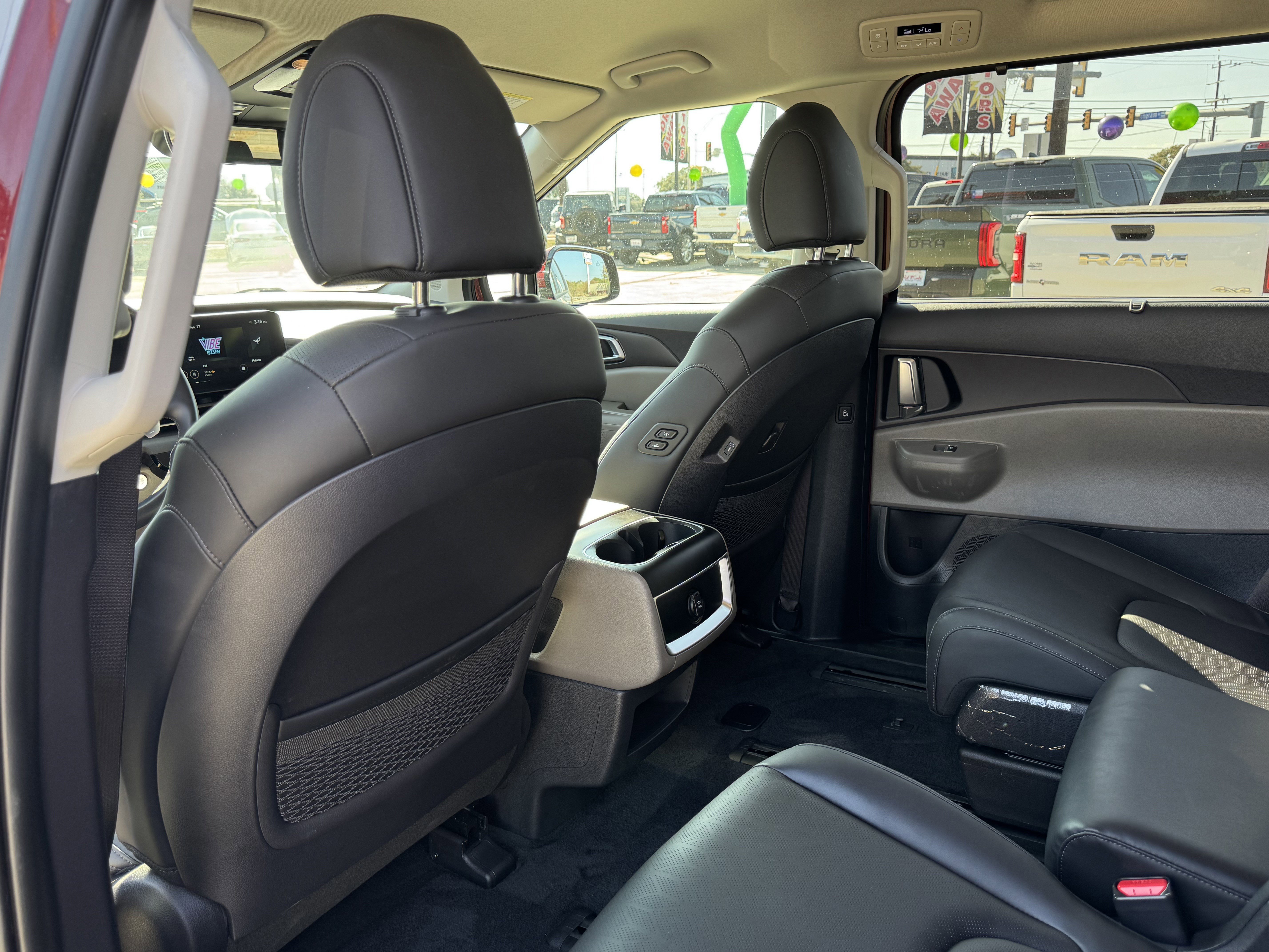 Used 2025 Kia Carnival EX image 14