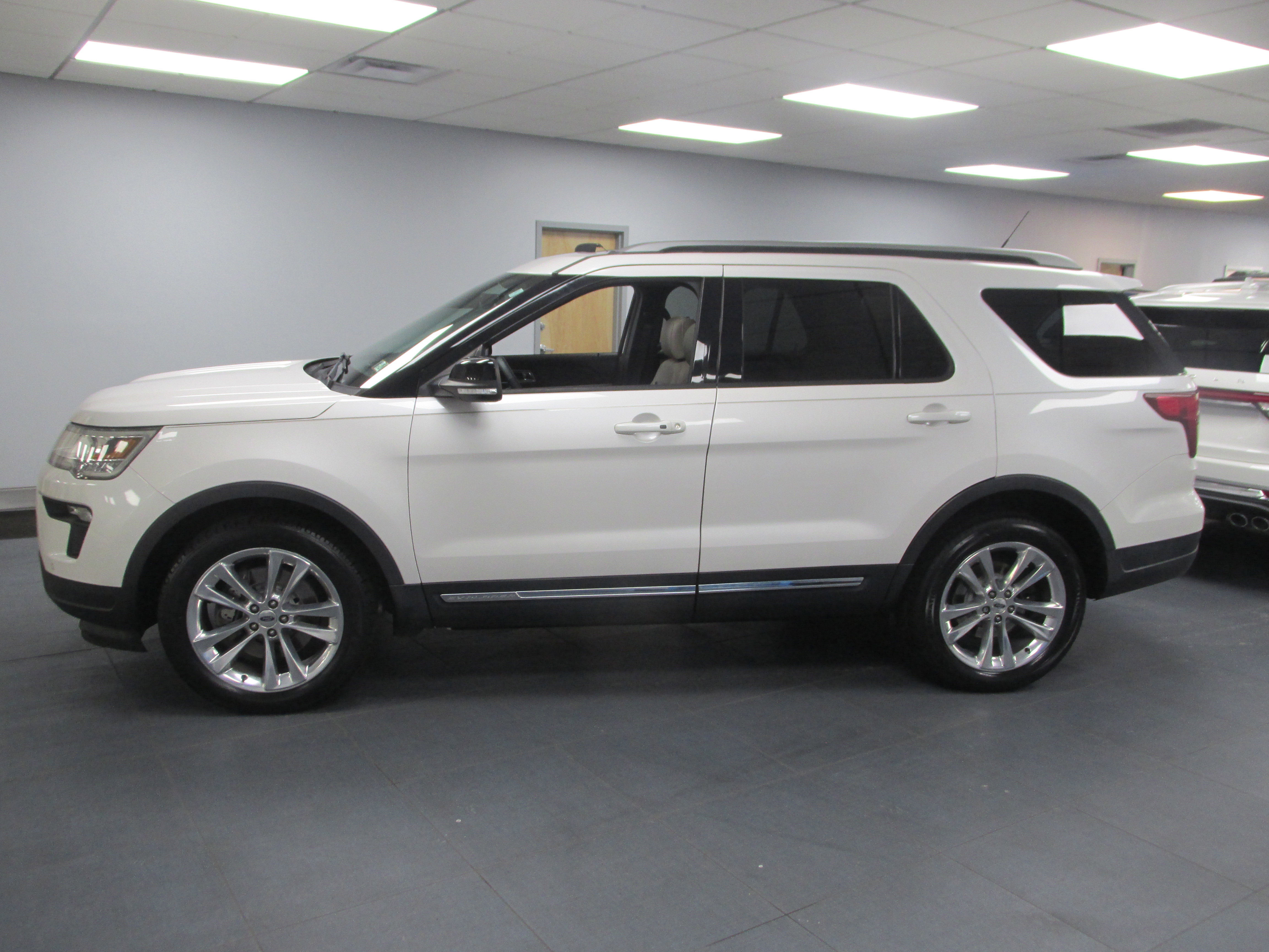 Certified 2018 Ford Explorer XLT w/ Equipment Group 202A image 5