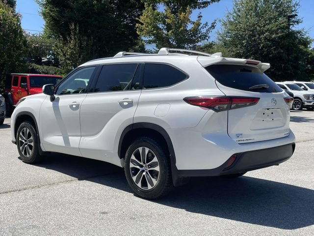 Used 2021 Toyota Highlander XLE AWD/4WD image 3