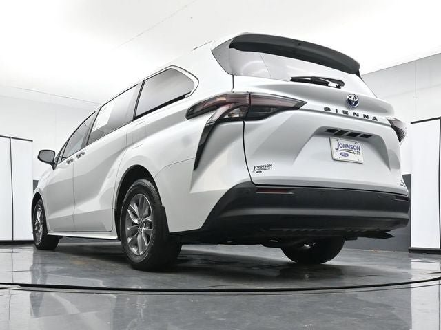 Used 2024 Toyota Sienna XLE FWD image 32