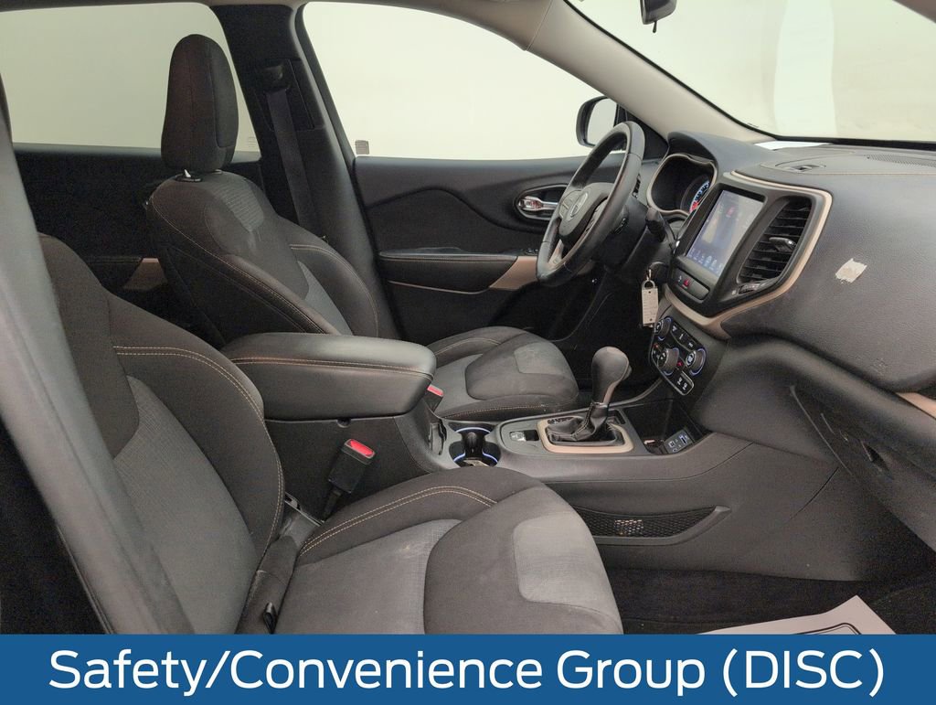 Used 2017 Jeep Cherokee Latitude w/ Safety/Convenience Group FWD image 15