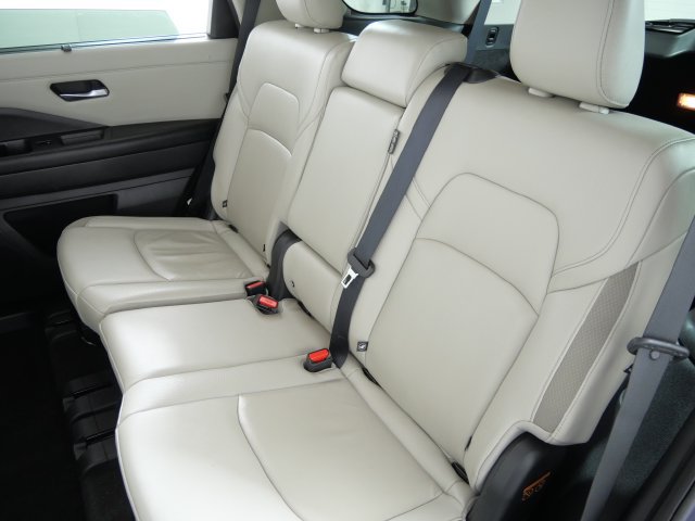 Used 2023 Nissan Pathfinder SL AWD/4WD image 16