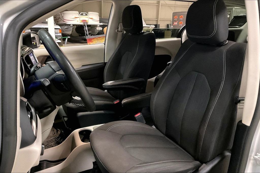 Used 2024 Chrysler Voyager LX image 23