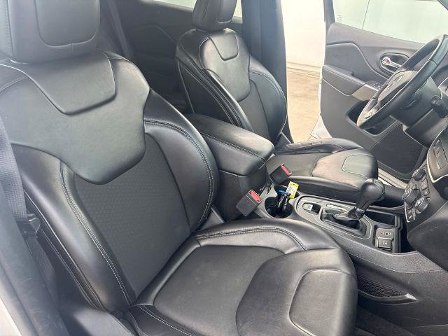 Used 2019 Jeep Cherokee Latitude Plus FWD image 31