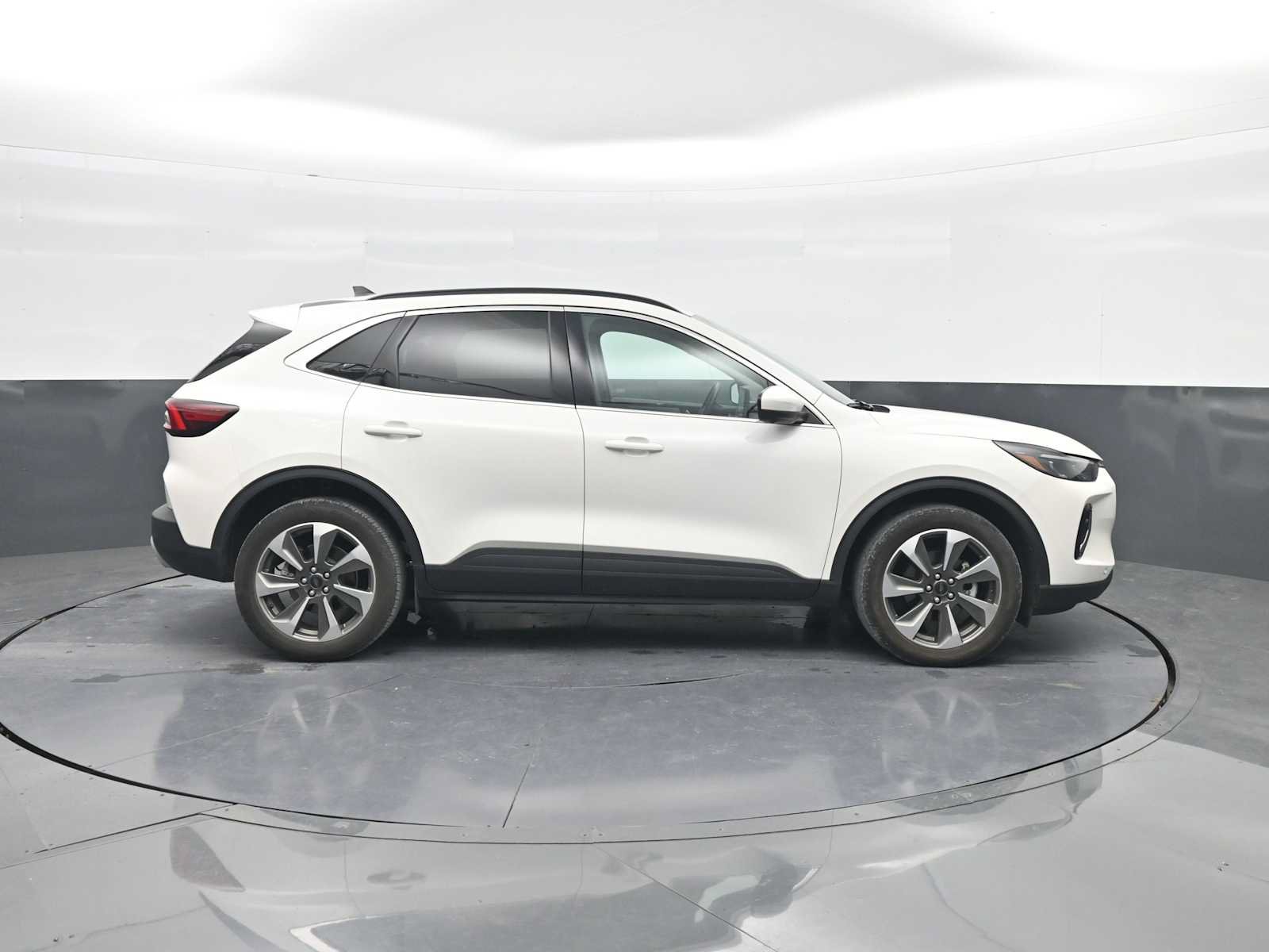 Certified 2023 Ford Escape Platinum w/ Class II Trailer Tow Package AWD/4WD image 9