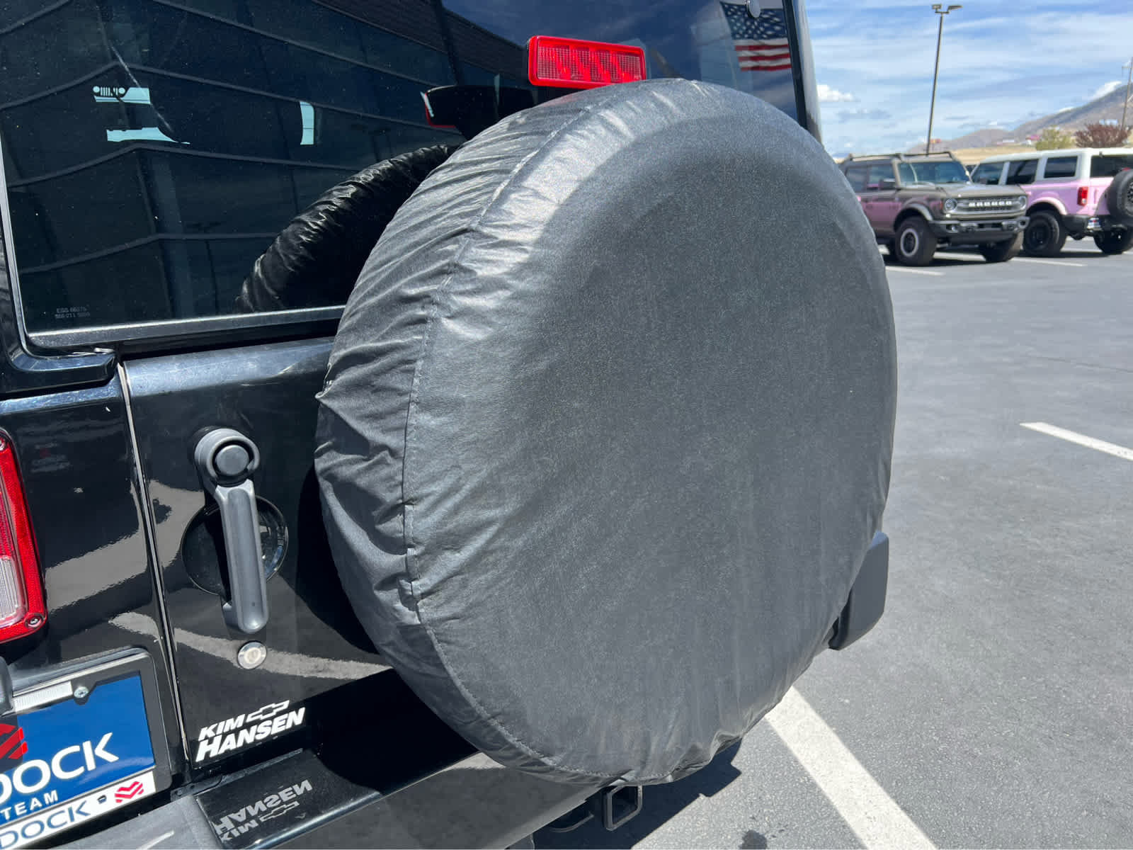 Used 2018 Jeep Wrangler Sahara w/ Connectivity Group AWD/4WD image 23