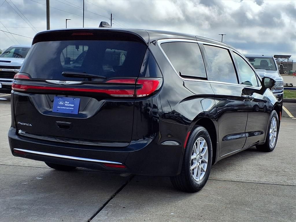 Used 2024 Chrysler Pacifica Touring-L image 2