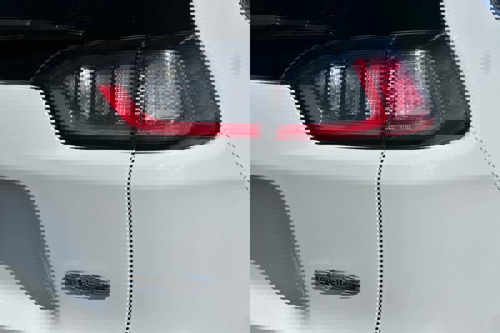 Used 2019 Jeep Cherokee Latitude Plus w/ Comfort/Convenience Group image 27