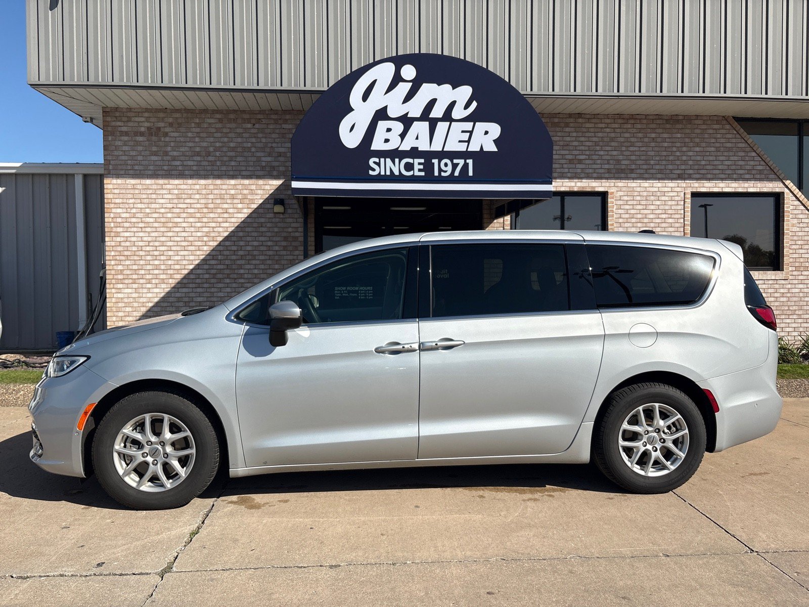 Used 2023 Chrysler Pacifica Touring-L FWD image 2