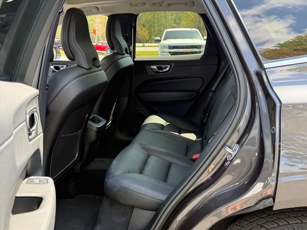 Used 2022 Volvo XC60 B5 Momentum AWD/4WD image 13